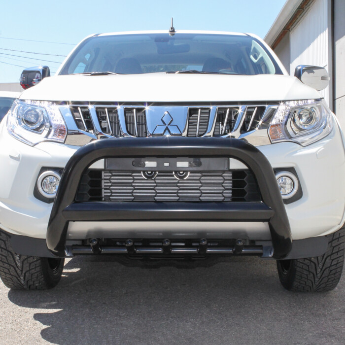 Pickup Attitude Pare Buffle Mitsubishi L200 M4 Avec Griffes En Inox Noir. Pare Buffle Mitsubishi L200 M4 Avec Griffes En Inox Noir.