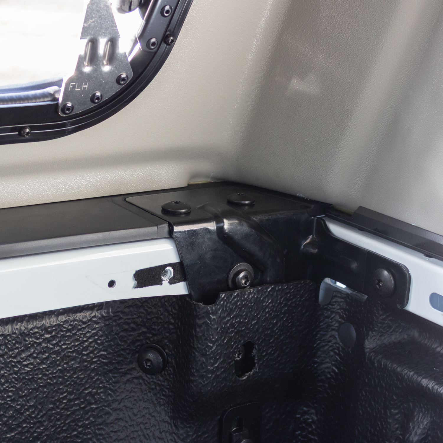 Hardtop Workfleet Blanc Glacier (f6-ak-ht1wf-7vta) Fixation Arriere. Hardtop Workfleet Blanc Glacier (f6-ak-ht1wf-7vta) Fixation Arriere.